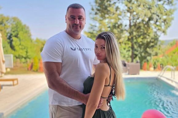 "PRODAJEMO VILU OD 200.000 EVRA" Maja i Alen Hadrović otvorili vrata luks kuće na Kosmaju, pa progovorili o ulasku u "Elitu" i novom biznisu: "Neko će nam ukrasti plan"