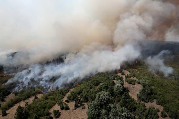 RHMZ IZDAO DRAMATIČNO UPOZORENJE ZBOG POŽARA Vetar preti da ponovo probudi VATRENI PAKAO u Deliblatskoj peščari: Vatra kod Koznika VAN KONTROLE, vatrogasci štite domaćinstva