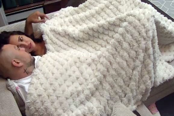 FILIP CAR I LAURA RAZMENJUJU NEŽNOST! Popustile im kočnice, ne mare za cimere oko njih: Prepustili se strastima
