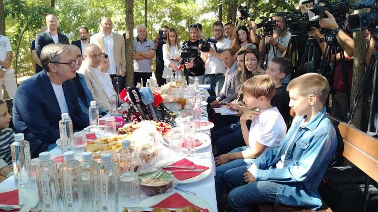 "KAKAV BRE PORTUGAL? ZA SRBIJU NAVIJAŠ!" Vučić na Paliću razgovarao sa mališanima, a onda im poručio nešto što će pamtiti