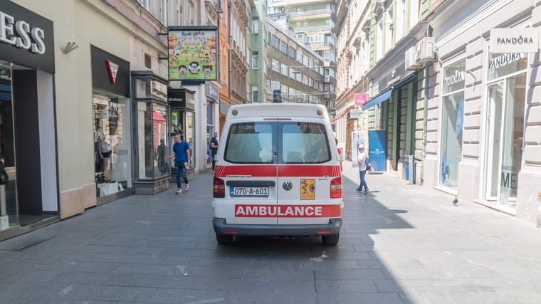 TROJE DECE OSTALO BEZ DESNE NOGE! Pijani vozač ih pokosio kolima ispred kuće, jedan mališan još uvek U KOMI