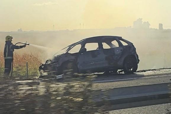 (FOTO,VIDEO) IZGOREO AUTOMOBIL KOD INĐIJE Drama na auto-putu: Stvaraju se zastoji