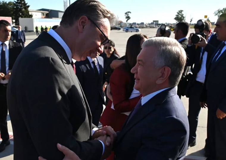 Vučić svečano dočekao predsednika Uzbekistana: Crveni tepih i garda Vojske Srbije na beogradskom aerodromu (Foto)