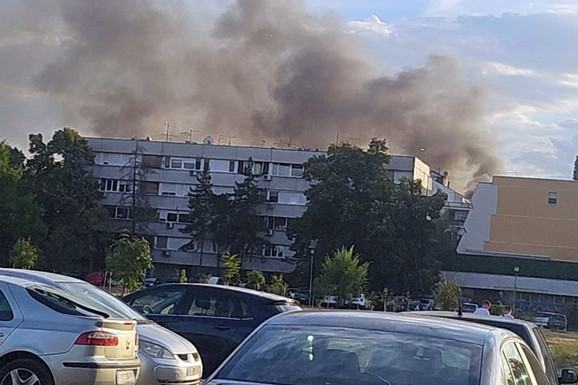 BUKTI POŽAR U BLOKU 71 Dim vidljiv iz drugih delova Novog Beograda: Vatrogasci na terenu (FOTO)