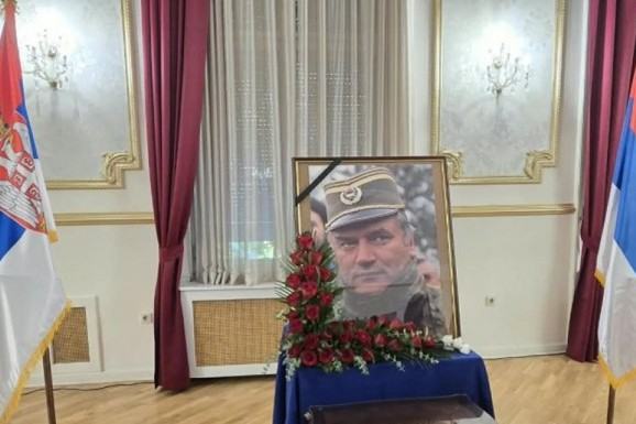 Komemoracija Ratku Mladiću: U Domu Vojske u Beogradu okupila se porodica i prijatelji (FOTO)