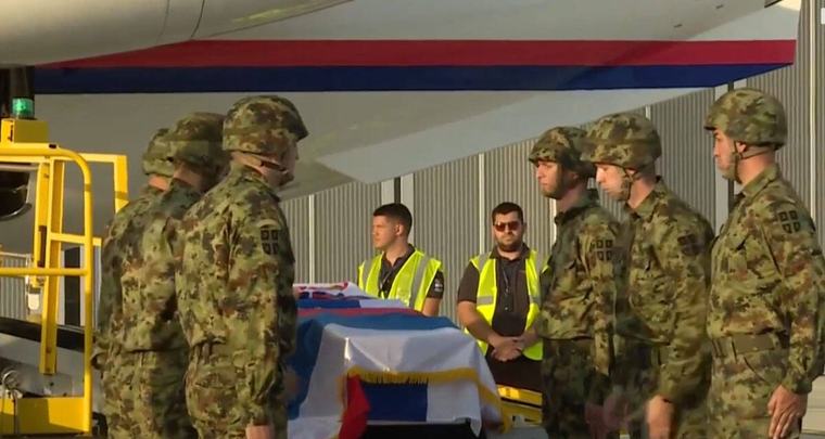 Vojska nosi kovčeg prekriven zastavama Srbije i RS: Prve slike sa dočeka tela Ratka Mladića u Beogradu (Foto)