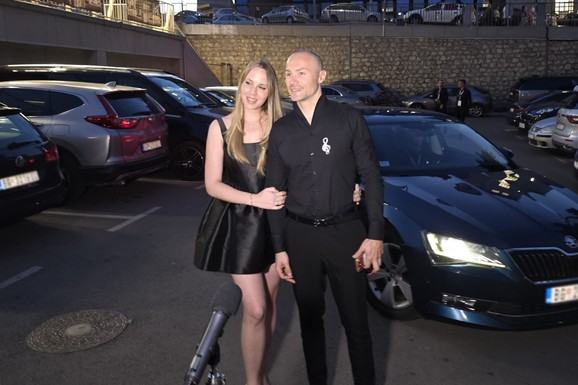 ZGODNA KOSANA U KORSET HALJINI IZGLEDA KAO PRAVA BOMBA Aca Sofronijević sa ženom došao na koncert: Svi gledaju u zategnute noge, nakon porođaja izgleda brutalno (Video)