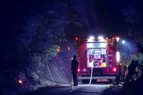 (FOTO) VELIKI POŽAR BUKNUO U KAONI Vatrogasci hitno izašli na teren, izdato upozorenje građanima