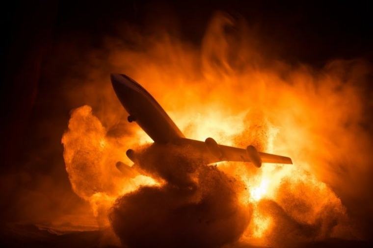 NAJMANJE PETORO MRTVIH, VIŠE POVREĐENIH! Avion izleteo sa piste direktno na put i pokosio automobile