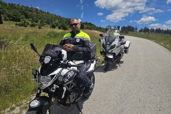 SVI PROLAZILI PORED NJEGA, SAMO JE ON STAO! Policajac je heroj dana u Srbiji: Odbio da ode kući nakon smene da bi spasio nemoćnog kralja našeg neba