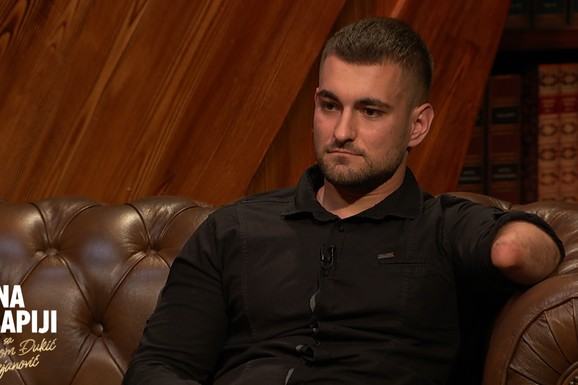 ROĐEN BEZ ŠAKE I DELA PODLAKTICE, A DANAS TROSTRUKI GINISOV REKORDER Davor Ćajić je još kao mali zapisao: "Znaće se ko je Davor"
