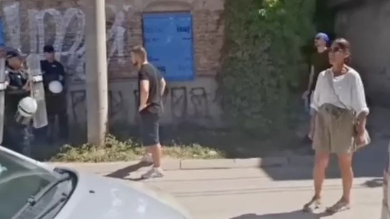 Licemerje blokadera na delu! Brutalno vređaju policajce, a kad zagusti prvi ih dozivaju u pomoć! (VIDEO)