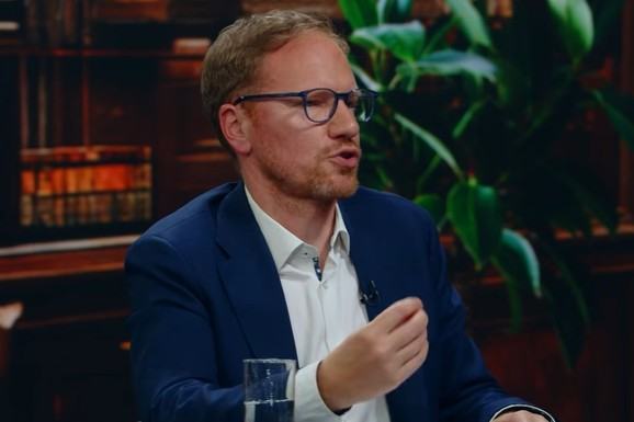 Milan Antonijević prokomentarisao transparent sa Prajda na kom je pisalo da ga treba uhapsiti (FOTO)