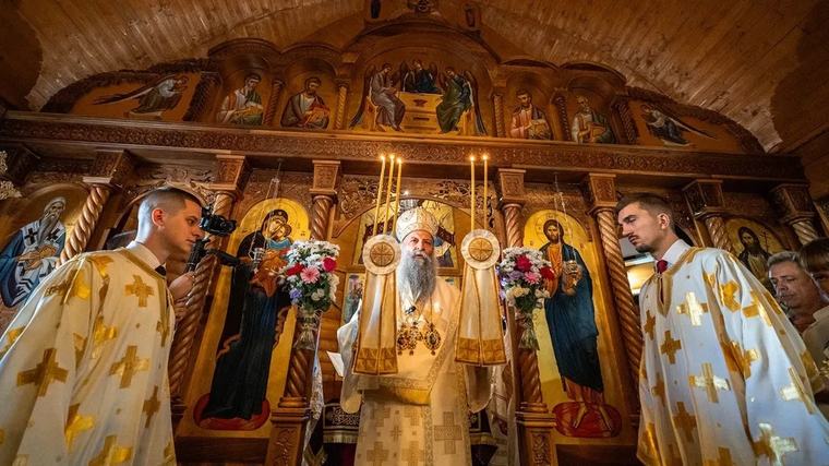 Patrijarh Porfirije osveštao manastirski hram Presvete Bogorodice Trojeručice podno Avale: Da se mole za mir