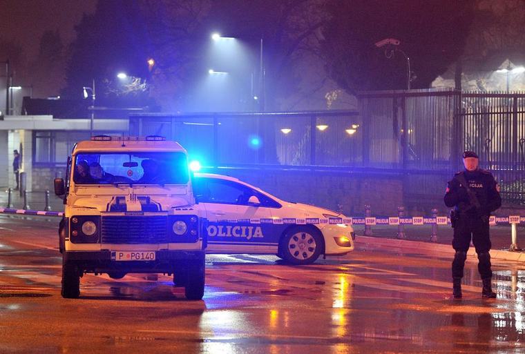 "OSTANITE U KUĆAMA, NAORUŽAN JE I OPASAN" Opsadno stanje u Danilovgradu nakon TROSTRUKOG UBISTVA: Jake policijske snage zatvorile grad