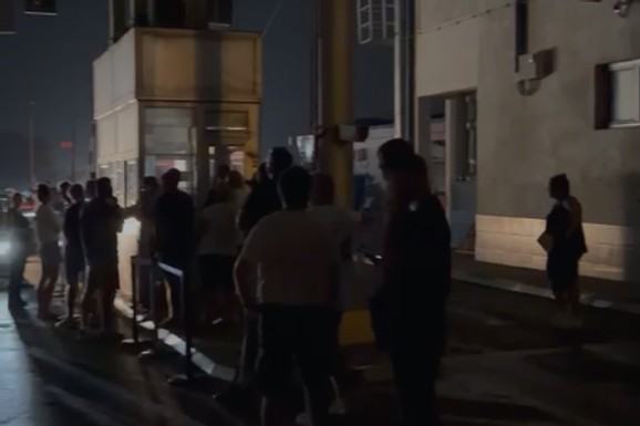 Nestala struja na graničnom prelazu Tabanovce, stvaraju se gužve (VIDEO)