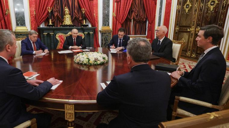 (FOTO) "ŠTA GOD BUDETE RADILI U KIJEVU KAD ODETE ODAVDE..." Putin dočekao Trampove izaslanike, razgovor trajao TRI SATA, a ovo je bila glavna tema