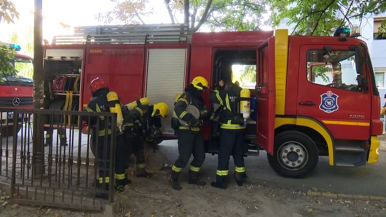 Угашен пожар у Кисачу који је захватио прерађено уље и пољопривредне машине