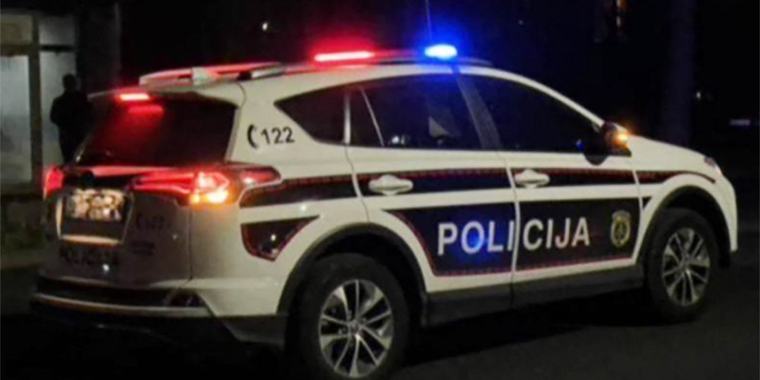 Muškarac kažnjen zbog bahate vožnje, pa vređao policiju: Stavili mu lisice na ruke