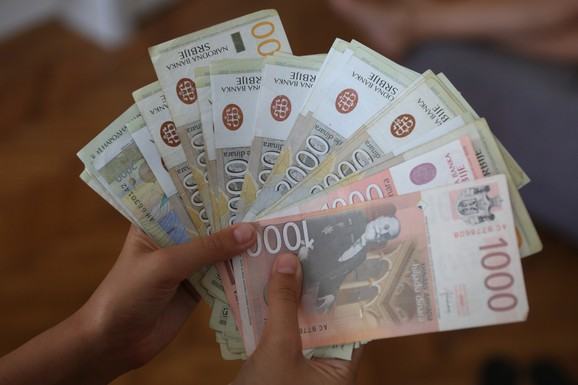 VIDEO UPUTSTVO Pare ne stižu svima isto! Detaljan vodič: Evo na koji račun leže 6.000 dinara, obratite pažnju na ovo