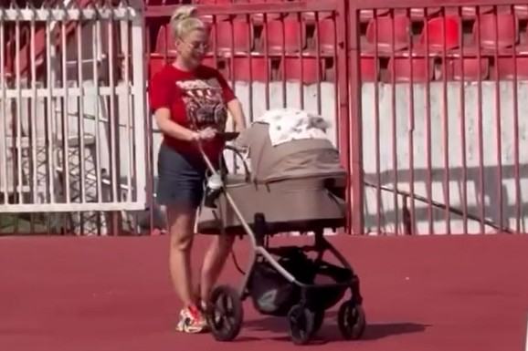 (Foto) ĐEA ĐURĐEVIĆ HRANI BEBU MLEKOM NA MARAKANI Voditeljka objavila slike sa ćerkom Iris sa tribina i sve raznežila: Obukla je u crveno