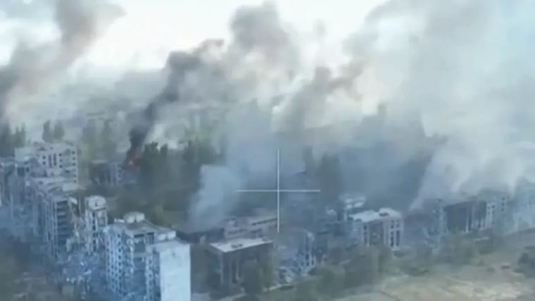 Krenulo je totalno razaranje, zgrade nestaju u dimu: Apokaliptični prizori iz ukrajinskog grada, padaju bombe, bije artiljerija (VIDEO)