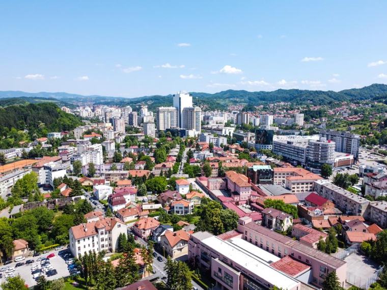 HOROR U ŠKOLI! Devojčica nožem izbola drugarice stare 14 godina u Tuzli!