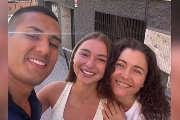 "MOJA DRUGA MAMA" Sara se grli sa Muratovom majkom, dirljiv prizor iz Španije: Svi prognozirali raskid, oni pokazali kako uživaju nakon rijalitija (FOTO)