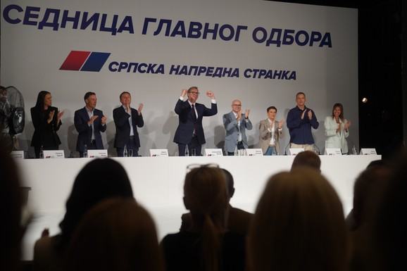 VUČIĆ NOSILAC LISTE I KANDIDAT ZA PREMIJERA! Glavni odbor SNS jednoglasan u Nišu: "Hoću ubedljivo da ih pobedimo i da Srbiju guramo napred" (VIDEO)