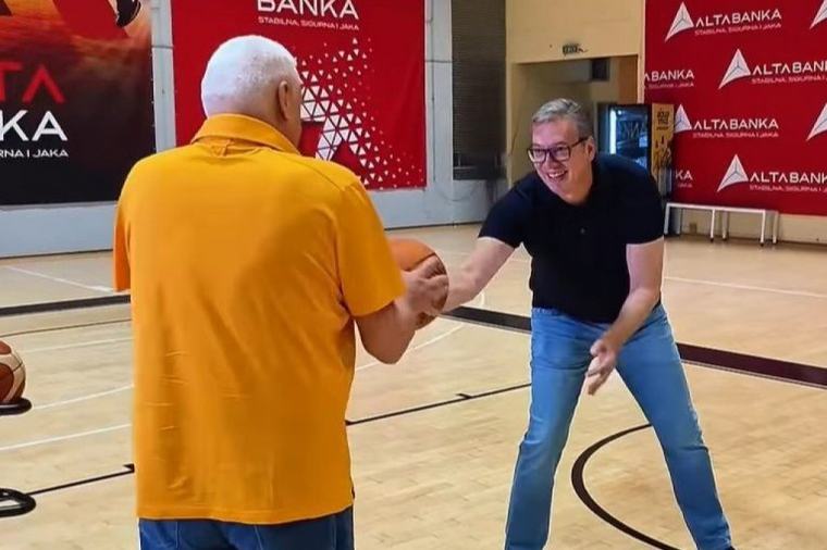 ŠOU NA TERENU! Pogledajte kako predsednik Vučić i legendarni Miroslav Nikolić igraju košarku