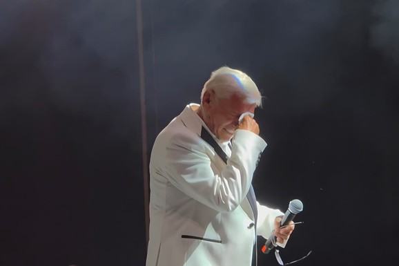 MILANČE RADOSAVLJEVIĆ U SUZAMA, KONCERT JE OBUSTAVLJEN: "Ovo treba preživeti" (VIDEO)