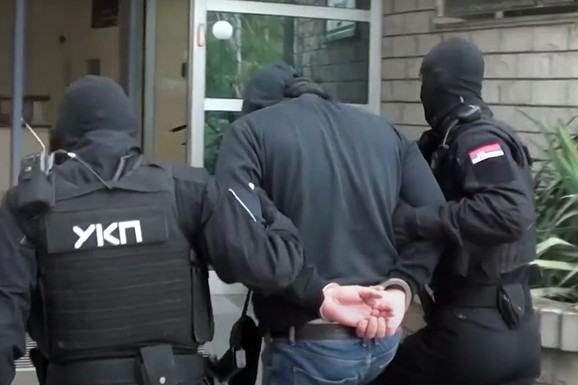 (VIDEO) OVAKO JE UHAPŠEN OSUMNJIČENI ZA POKUŠAJ UBISTVA U NIŠU! Posle saobraćajke IZBO drugog vozača u stomak, određeno mu zadržavanje