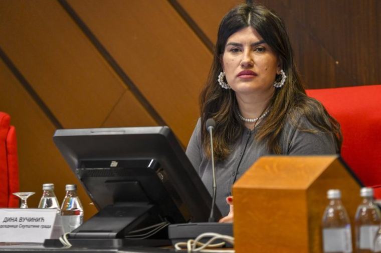 DINA VUČINIĆ OTKRILA KO STOJI IZA INSTRUISANJA DECE U JOVINOJ GIMNAZIJI Stala u odbranu direktora, pa poručila: On se molio i ćutao, pružam mu podršku da istraje!
