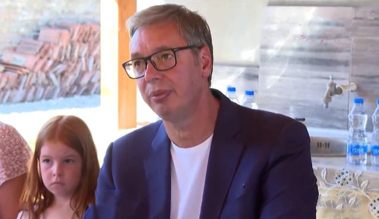 "POBUNA BESNIH, OBESNIH, PREBOGATIH I PREBAHATIH JE DOŠLA U SVOJ POSLEDNJI STADIJUM!" Vučić prokomentarisao snimke iz Jovine gimnazije i cepanja EXPO svezaka