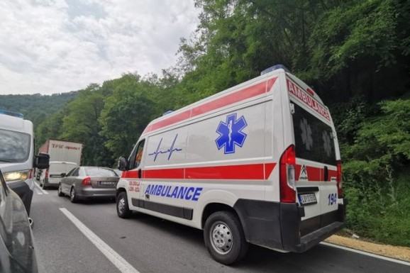 KAMION SE PREVRNUO, U POTPUNOSTI SMRSKAN Stravičan sudar na putu Kragujevac - Batočina: Delovi rasuti po putu, saobraćaj preusmeren