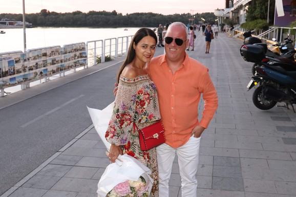 SAŠA MATIĆ SA SUPRUGOM STIGAO NA SLAVLJE KOD PRIJE I FILIPA Anđelija očarala sve u cvetnoj haljini: Ne voli da se eksponira, a izgleda kao AVION (Video)