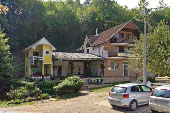Zaboravite gužvu i skupe velnes centre: Ova skrivena banja kod Čačka ima četiri izvora, lekovitu vodu ljudi u balonima nose kući