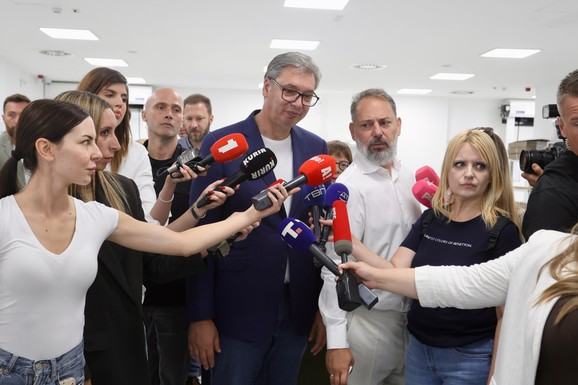 "Vreme da stavimo prst na čelo i da dobro razmislimo!" Vučić prokomentarisao cepanje svezaka sa logoom EKSPO i situaciju u Jovinoj gimnaziji