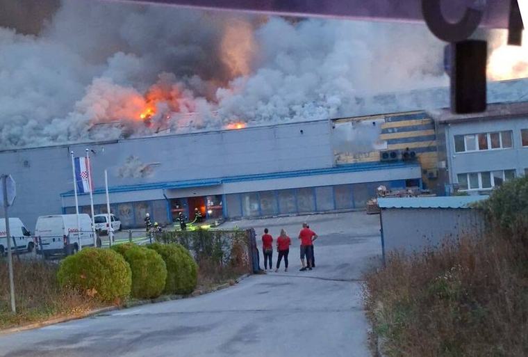 BUKTI VELIKI POŽAR U SKLADIŠTU FABRIKE U KARLOVCU! Hitne službe na terenu, građanima izdato upozorenje: "Zatvorite prozore, ne približavajte se" (FOTO/VIDEO)