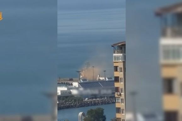 (VIDEO) PUTINOVO OMILJENO LETOVALIŠTE U PLAMENU! Odjekuju eksplozije, gori skladište nafte: Druga prestonica Rusije na meti brutalnih udara
