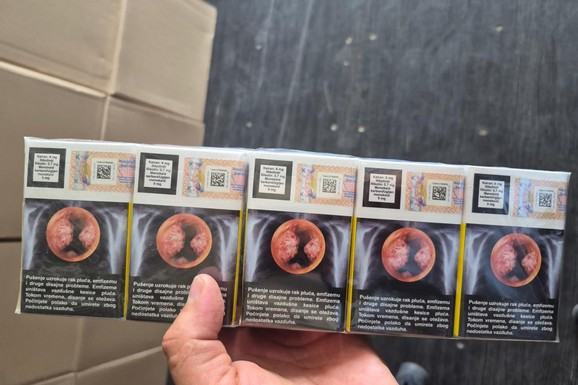 U kamionu pronađeno 37.500 paklica cigareta: Vrednost zaplenjene robe 8,85 miliona dinara (FOTO)