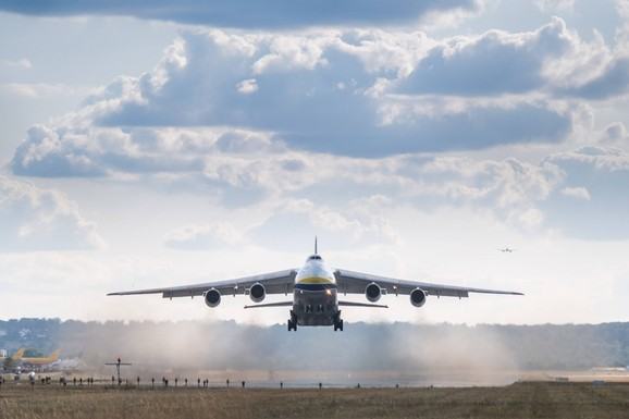 UŽAS NA AERODROMU! Radnici u stajnom trapu aviona pronašli TELO MLADIĆA: Umro pre tri dana, niko ne zna ko je on