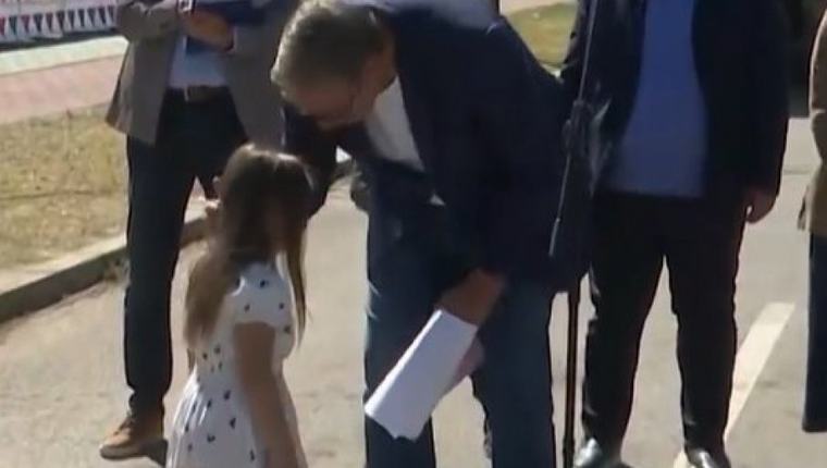 PRAVI SI ANĐEO: Devojčica poklonila Vučiću crtež, a dečak mu poručio: "Vi ste dobar čovek" (FOTO/VIDEO)
