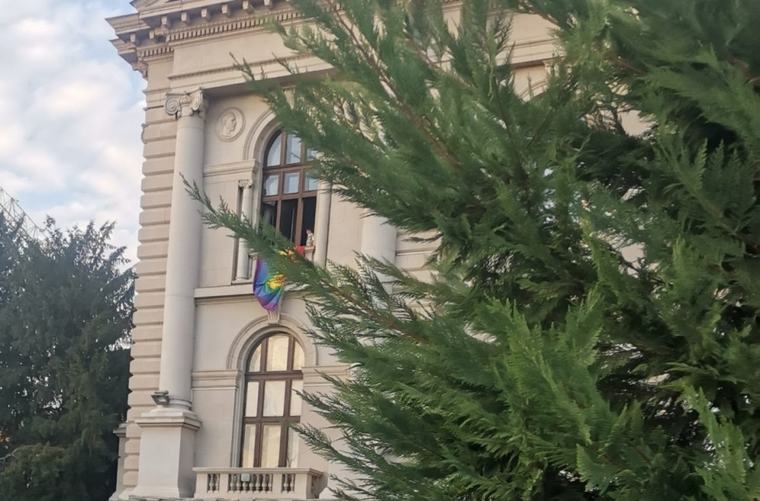 Blokaderi u dogovoru sa ZLF okačili LGBT zastavu na prozor Skupštine; Naloženo momentalno uklanjanje