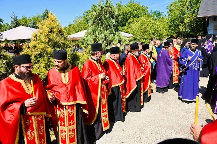 Zašto su sveštenici na opelu Ratku Mladiću nosili crvene odore: Boja ima duboku simboliku u pravoslavlju (Foto)