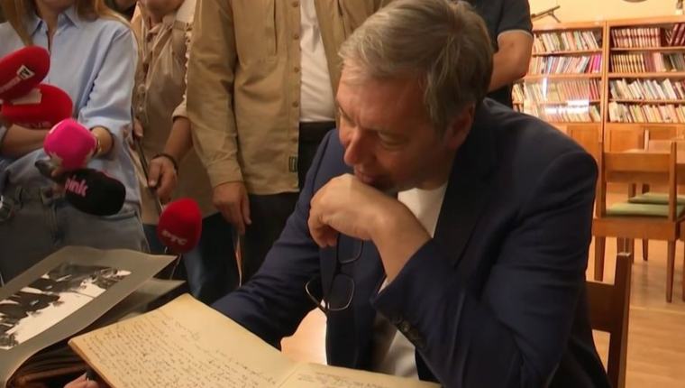JEDNA JE MAJKA SRBIJA: Vučić u Prigrevici obišao spomen-biblioteku (FOTO)