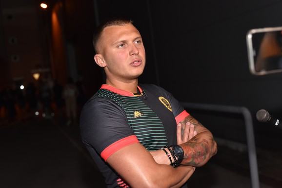 "HVALA DOVIĐENJA, KAD SAM VIDEO KO SVE ULAZI..." Stefan Karić odustao od Elite 10? Objava iz aviona ŠOKIRALA sve: "Pozdrav!"