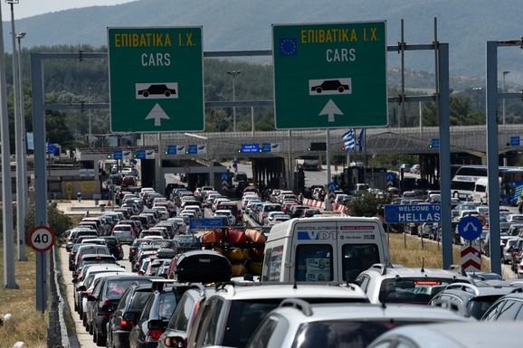 (VIDEO) KREĆE TRODNEVNI PAKAO NA GRANICI SA GRČKOM! Kolone su već nepregledne, ali NAJGORE TEK SLEDI: Na snazi narandžasti alarm