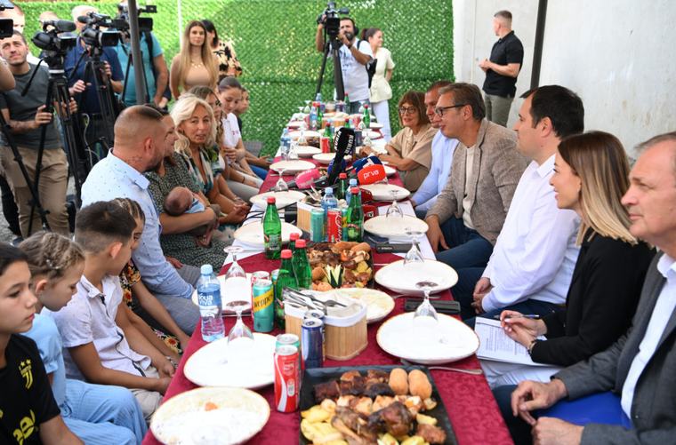 Vučić posetio porodicu Kavai sa jedanaestoro dece: "Hoćemo što više ljudi da vratimo u Srbiju" FOTO