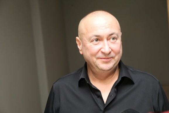 (VIDEO) "ĐANI SE OTVORIO" Slađi kupio luksuzni auto, pa joj priredio hit iznenađenje u garaži: Pevač zbog žene obuo i potpetice
